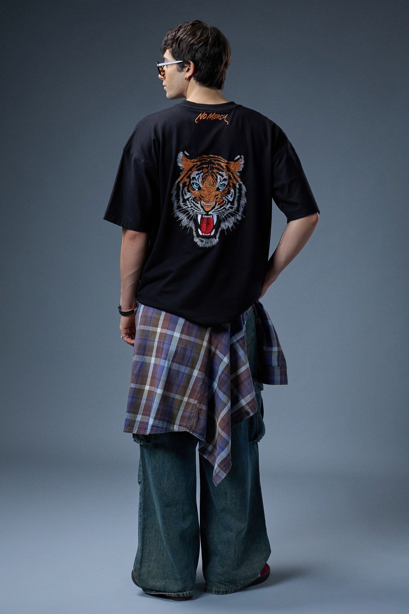 NO MERCY EMBROIDERED OVERSIZED T-SHIRT
