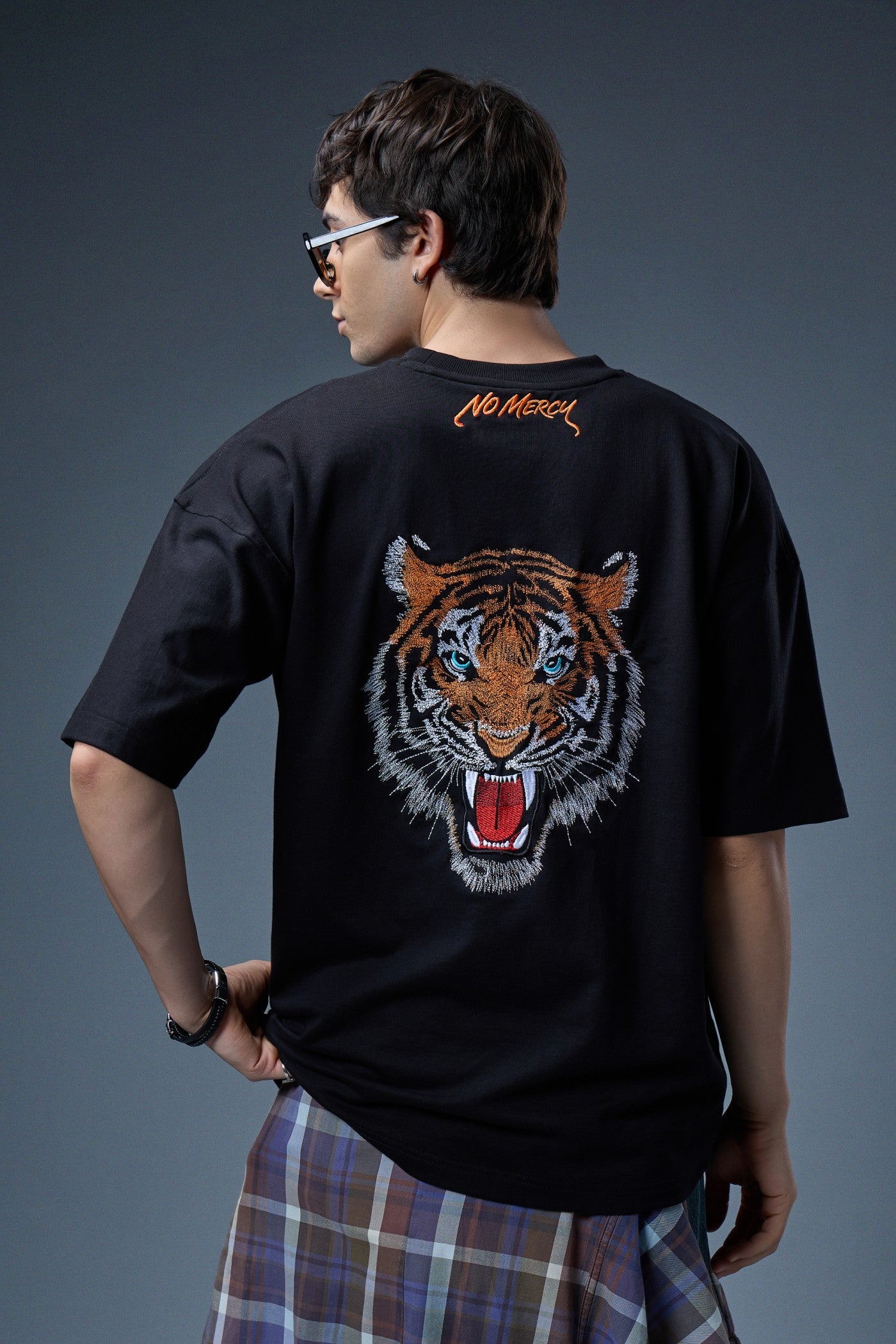 NO MERCY EMBROIDERED OVERSIZED T-SHIRT
