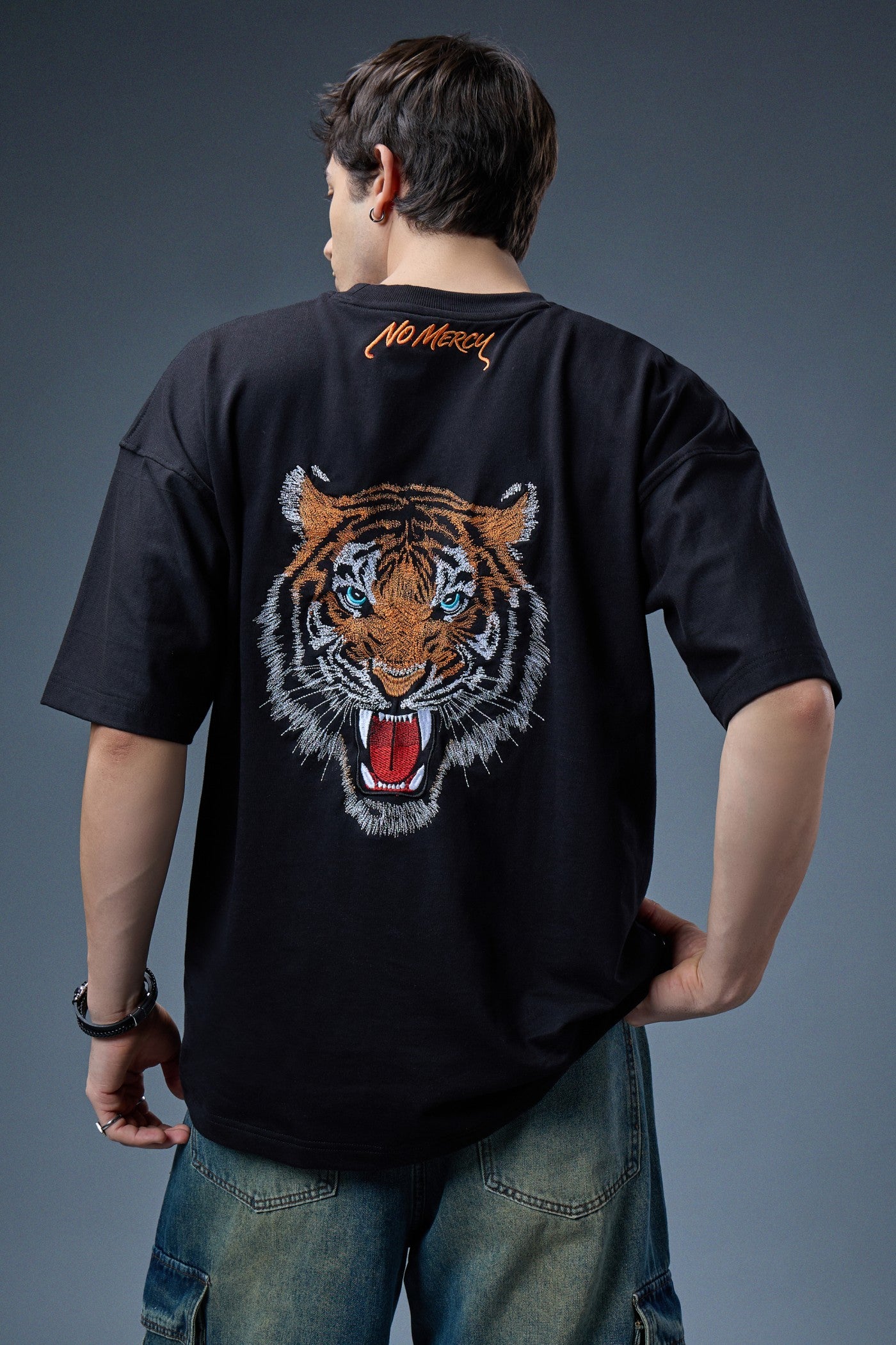NO MERCY EMBROIDERED OVERSIZED T-SHIRT