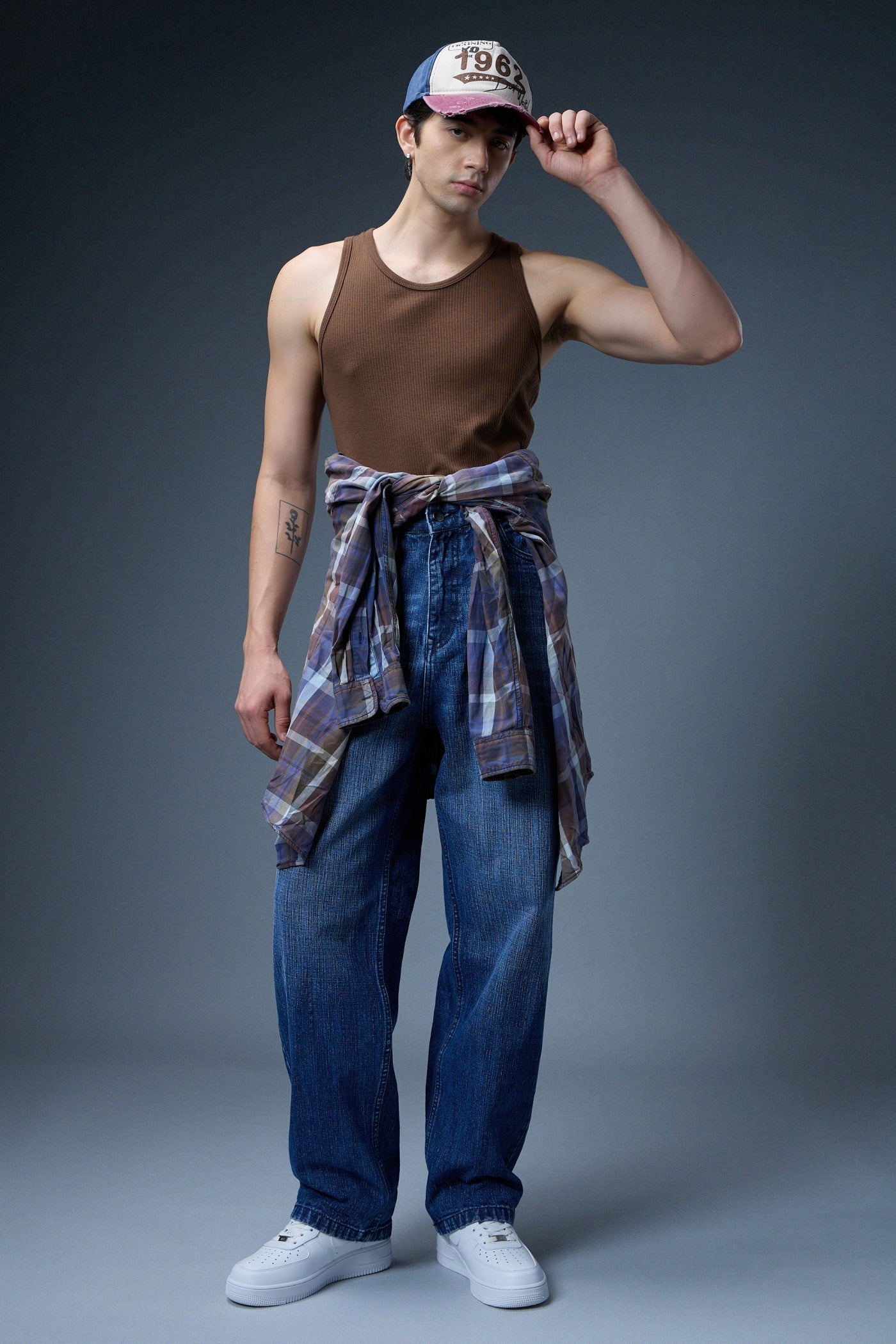 CLASSIC WASH BAGGY DENIM JEANS